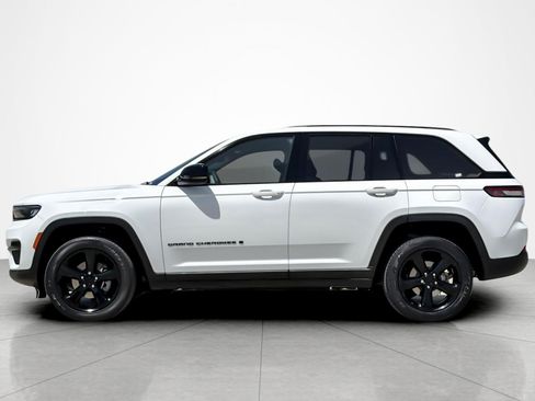 Used 2023 Jeep Grand Cherokee Altitude RWD image 2