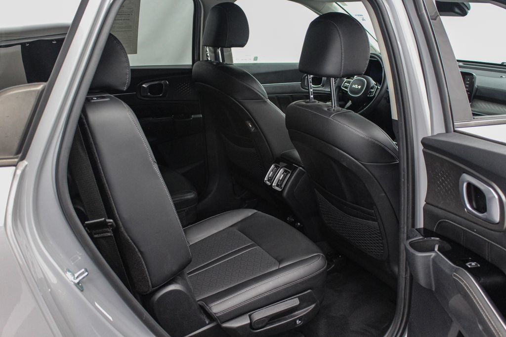 Used 2023 Kia Sorento SX AWD/4WD image 16