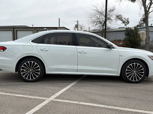 Used 2022 Volkswagen Passat 2.0T image 7