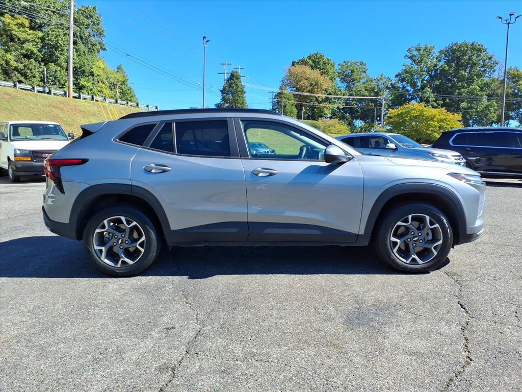 Used 2024 Chevrolet Trax LT FWD image 2