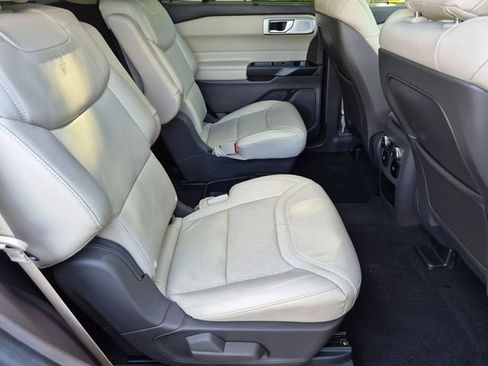 Used 2020 Ford Explorer Platinum w/ Premium Technology Package AWD/4WD image 19