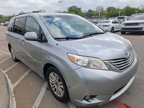 Used 2014 Toyota Sienna XLE image 8