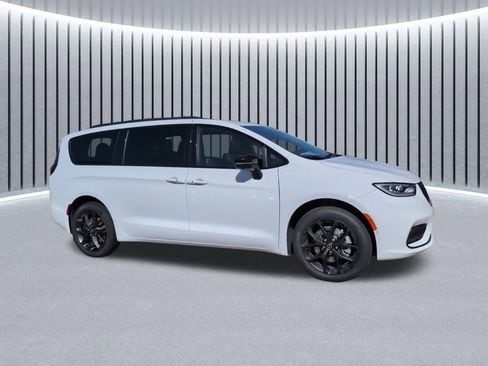 New 2026 Chrysler Pacifica Limited image 3