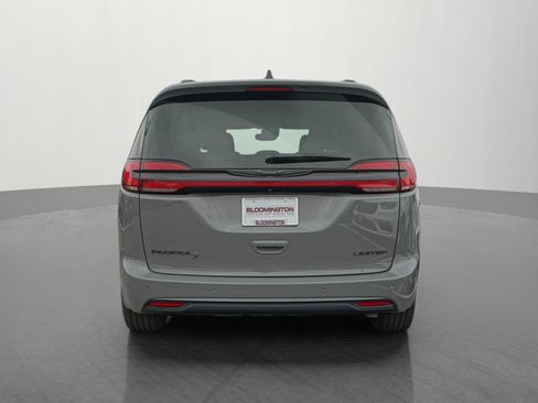 Used 2025 Chrysler Pacifica Limited image 6