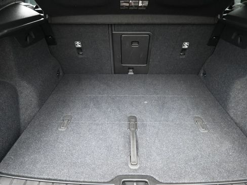 Used 2024 Volvo XC40 B5 Plus image 13