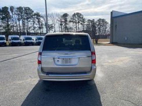 Used 2015 Chrysler Town & Country Touring w/ Driver Convenience Group image 6