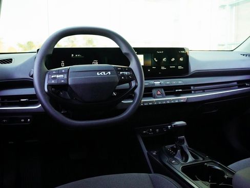 Used 2025 Kia K4 LX image 12