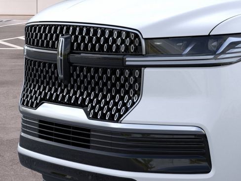 New 2026 Lincoln Navigator L Premier AWD/4WD image 17