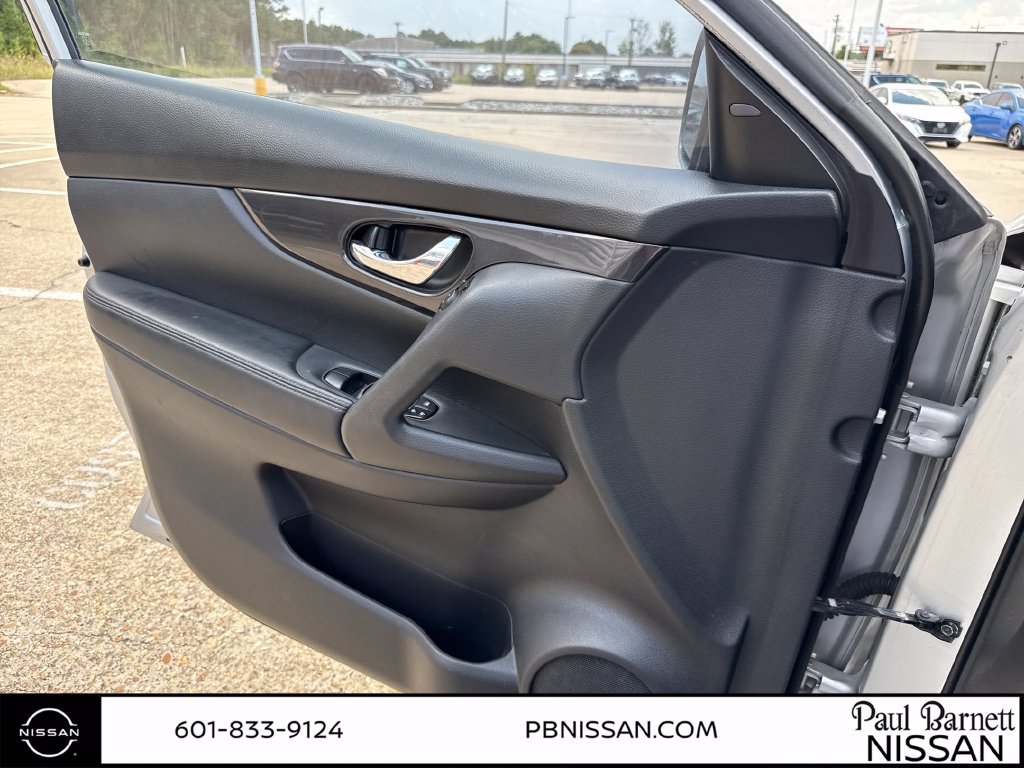 Used 2018 Nissan Rogue SV FWD image 18
