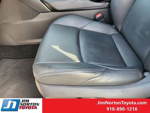 Used 2022 Toyota Venza XLE image 27