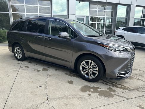 Used 2024 Toyota Sienna Platinum AWD/4WD image 2