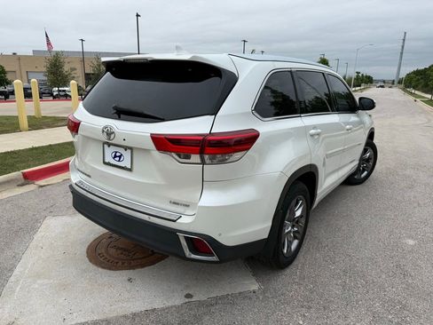 Used 2018 Toyota Highlander Limited Platinum FWD image 5