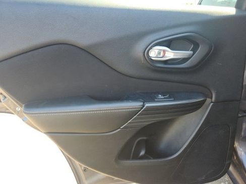Used 2016 Jeep Cherokee Latitude FWD image 21