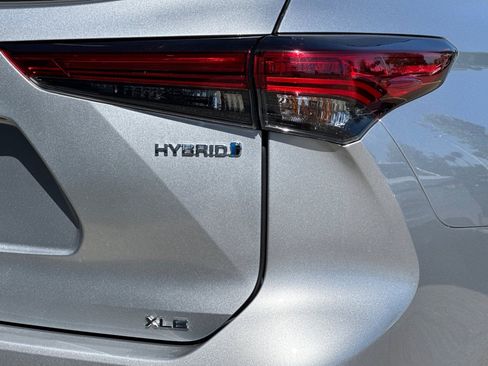 Used 2022 Toyota Highlander XLE AWD/4WD image 29