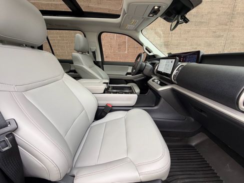 Used 2025 Ford Expedition Active image 26