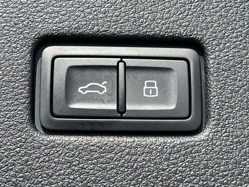 Certified 2025 Audi Q8 Premium image 19