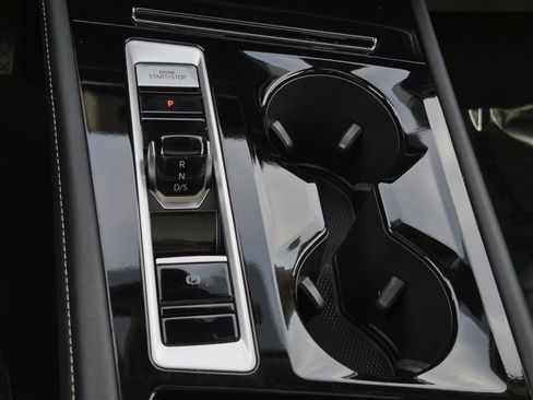 Used 2024 Volkswagen Atlas SE w/ Panoramic Sunroof Package image 17