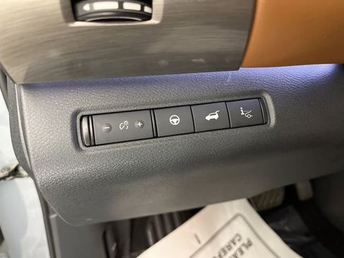 Used 2023 Nissan Pathfinder Platinum image 31