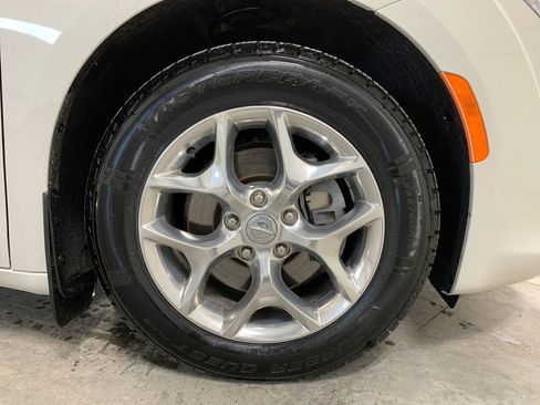 Used 2020 Chrysler Pacifica Limited image 31