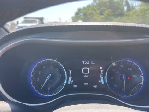 Used 2025 Chrysler Pacifica Select FWD image 10