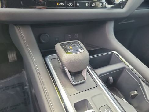 Used 2025 Nissan Pathfinder SL AWD/4WD image 23