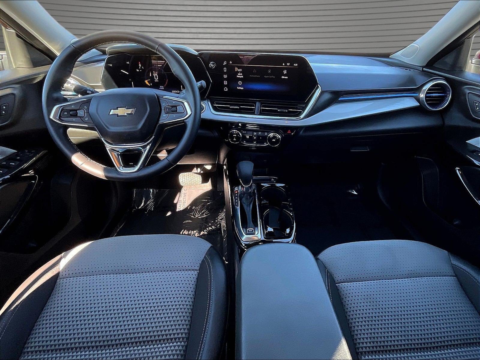 Used 2025 Chevrolet Trax LT w/ LT Convenience Package FWD image 9