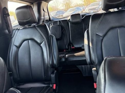 Used 2025 Chrysler Pacifica Select image 15
