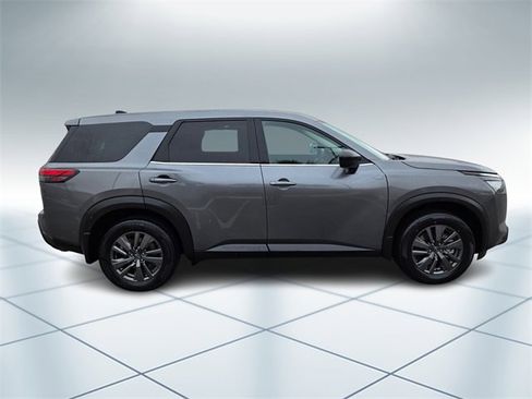 Used 2023 Nissan Pathfinder S image 3
