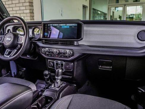 Used 2024 Jeep Wrangler Unlimited Sahara AWD/4WD image 17