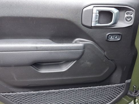 Used 2024 Jeep Wrangler Unlimited image 23