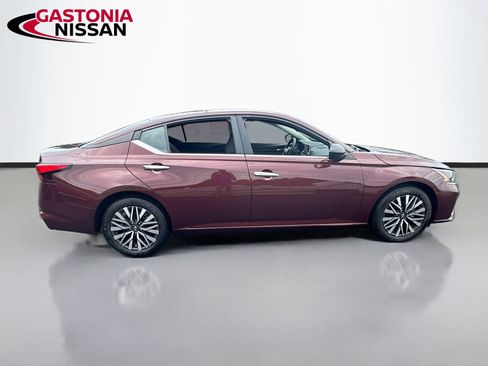 Used 2025 Nissan Altima 2.5 SV FWD image 10