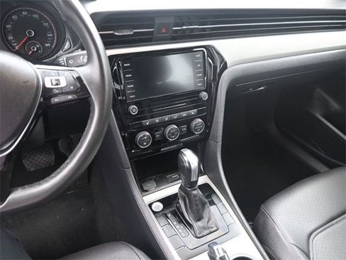 Used 2022 Volkswagen Passat 2.0T SE image 9