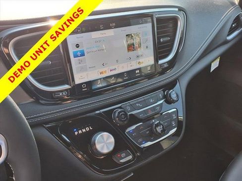 New 2026 Chrysler Pacifica Select image 6