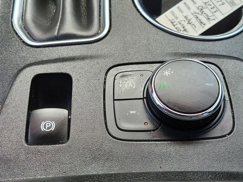 Used 2023 Chevrolet Traverse LT FWD image 31