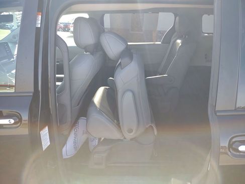 Used 2021 Toyota Sienna Limited image 38