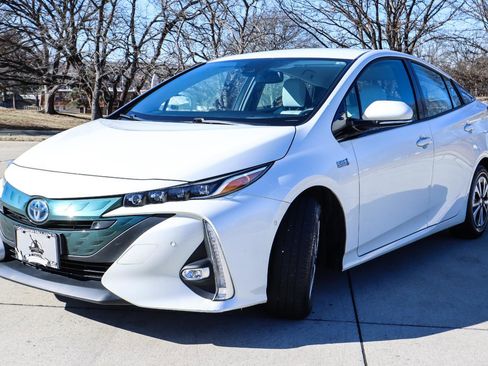 Used 2018 Toyota Prius Prime Premium image 3