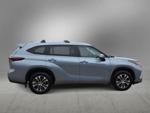 Certified 2024 Toyota Highlander XLE FWD image 8