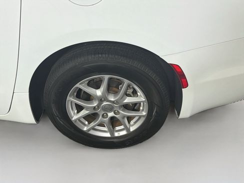 Used 2024 Chrysler Pacifica Touring-L FWD image 11
