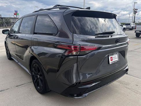 Used 2025 Toyota Sienna XSE w/ XSE Plus Package FWD image 5