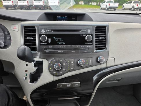 Used 2012 Toyota Sienna LE w/ Towing Pkg FWD image 14