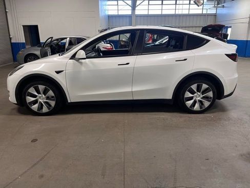 Used 2022 Tesla Model Y Long Range image 6