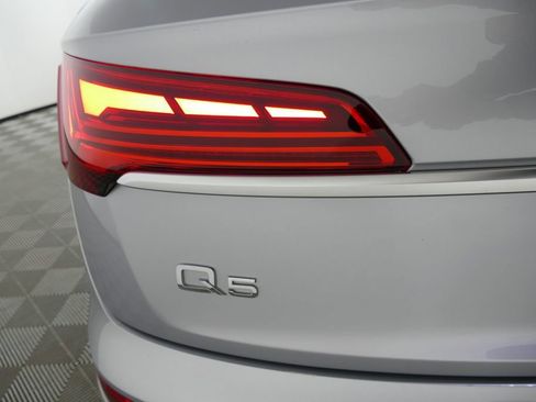 Used 2023 Audi Q5 2.0T Premium w/ Convenience Package AWD/4WD image 2