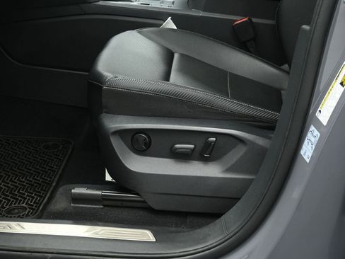 Used 2021 Volkswagen Atlas Cross Sport SE image 10