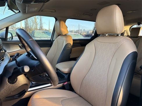 Used 2024 Kia Carnival LX image 9