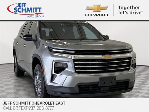 Certified 2025 Chevrolet Traverse LT image 1