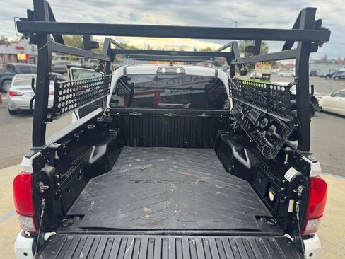 Used 2018 Toyota Tacoma TRD Off-Road image 18