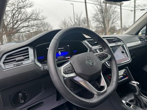 Used 2022 Volkswagen Tiguan SE w/ Panoramic Sunroof Package image 6