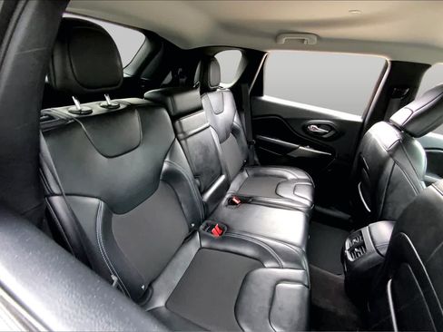 Used 2019 Jeep Cherokee Latitude Plus FWD image 19