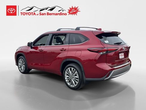 New 2026 Toyota Highlander Platinum image 3