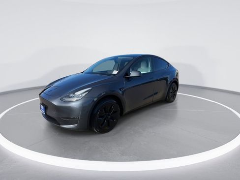 Used 2022 Tesla Model Y Long Range image 6